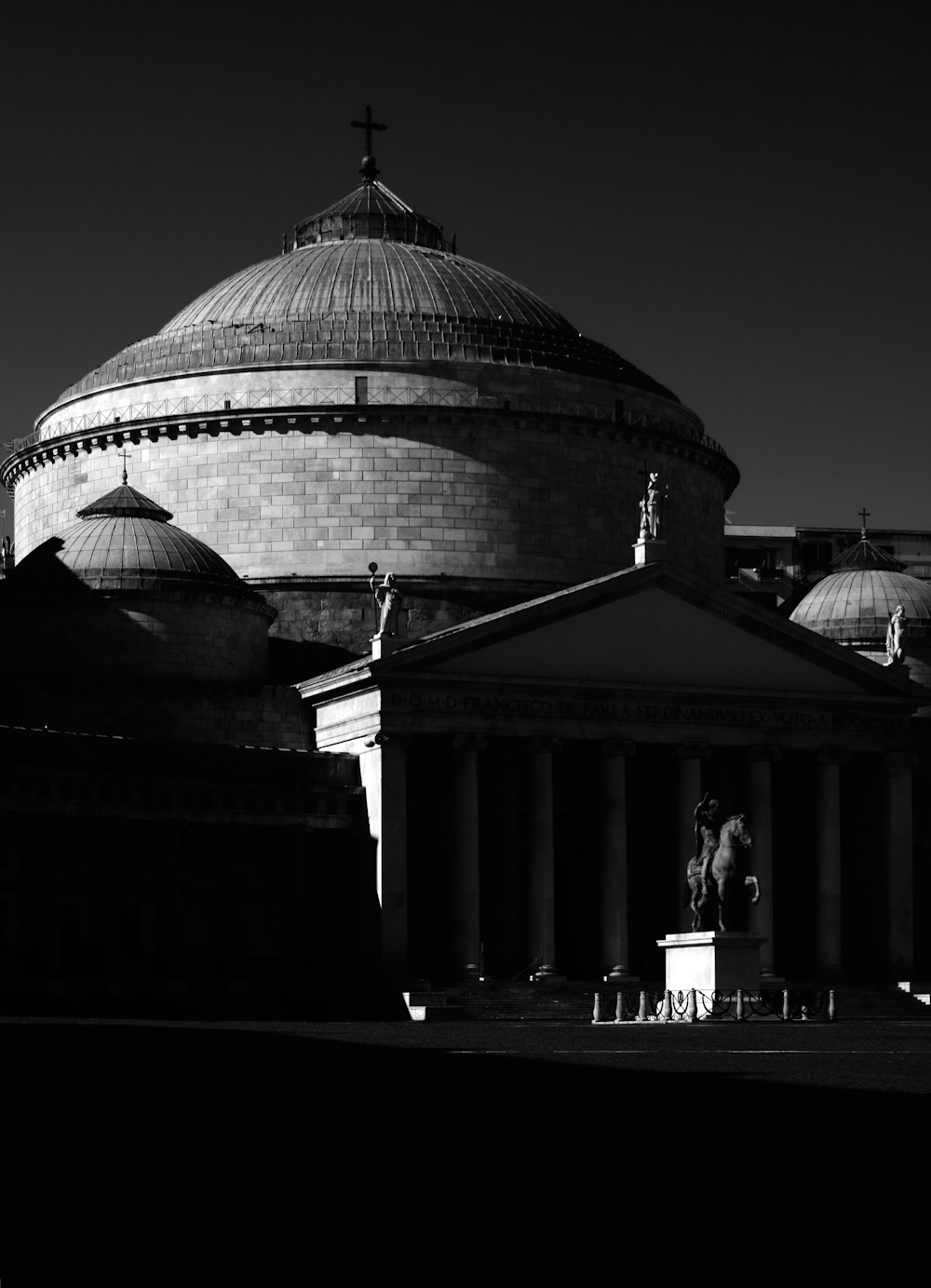 a black and white photo of a building