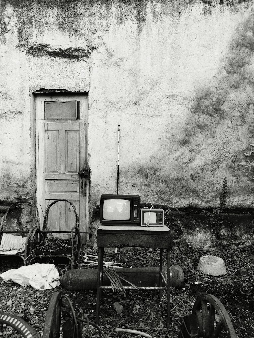 a black and white photo of a tv and a table