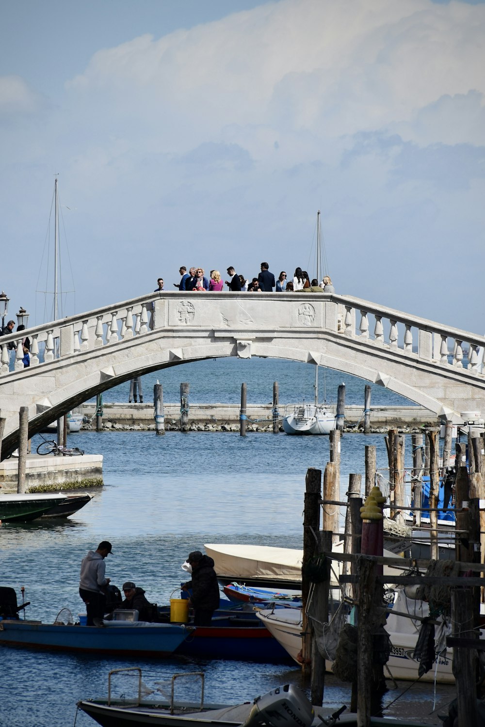 Eine Gruppe von Menschen auf einer Brücke über ein Gewässer