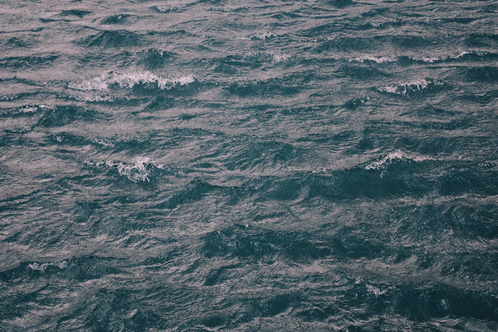 un grande specchio d'acqua con onde su di esso