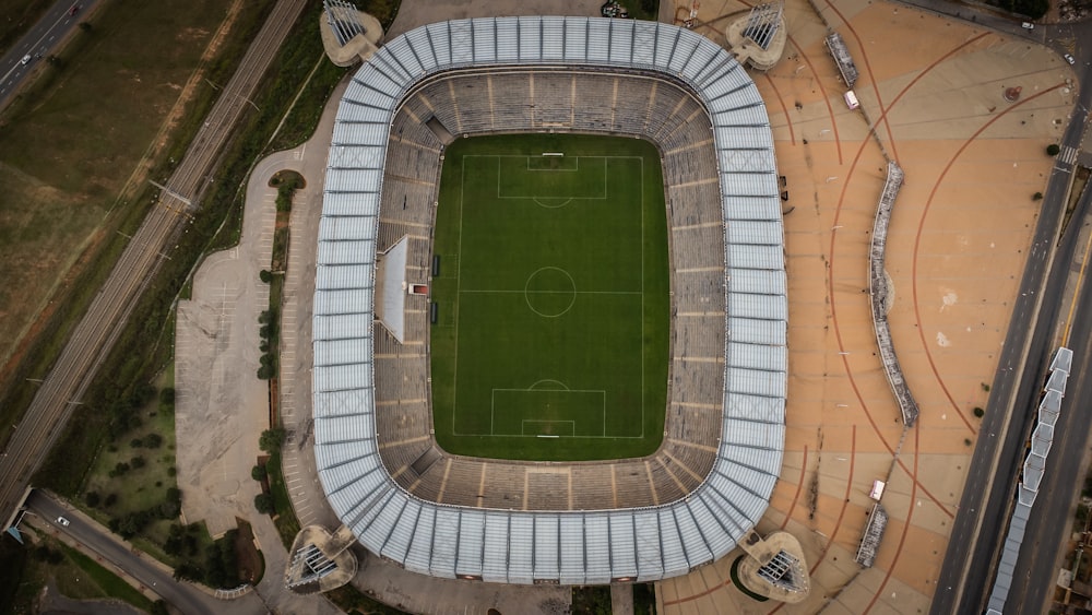 uma vista aérea de um estádio com um campo de futebol