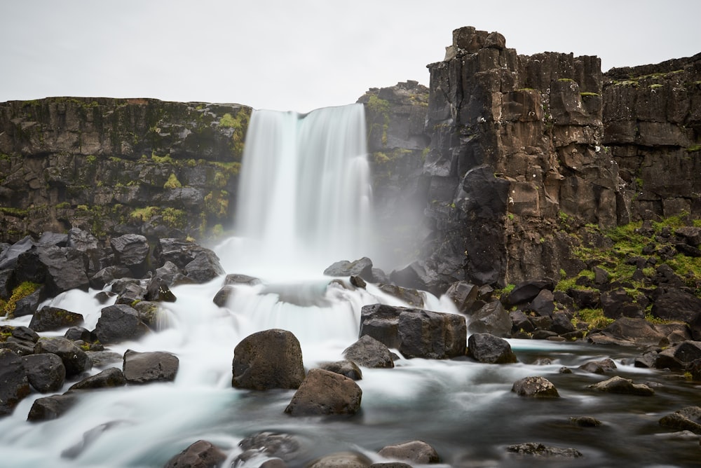 una cascata con una grande quantità di acqua che esce da essa