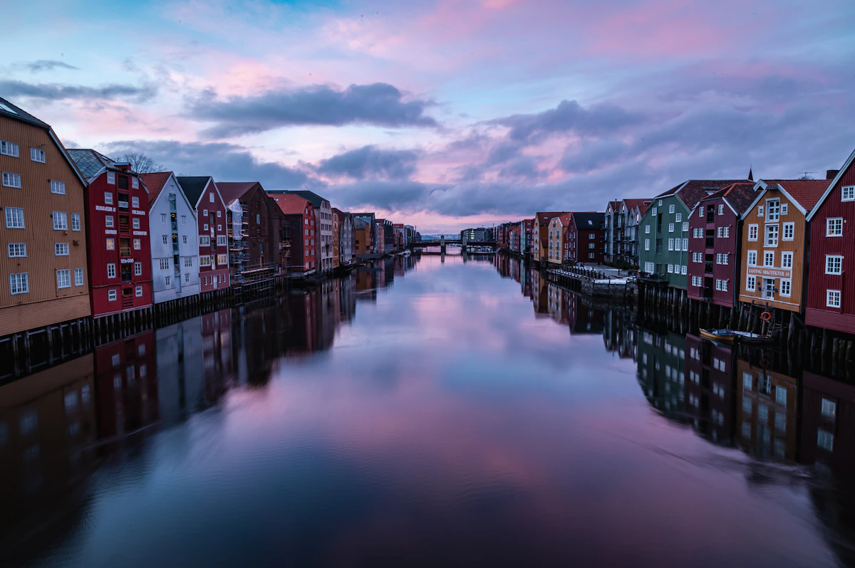 Nidelven renner gjennom Bakklandet i Trondheim