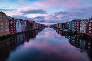 Nidelven renner gjennom Bakklandet i Trondheim