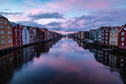 Nidelven renner gjennom Bakklandet i Trondheim