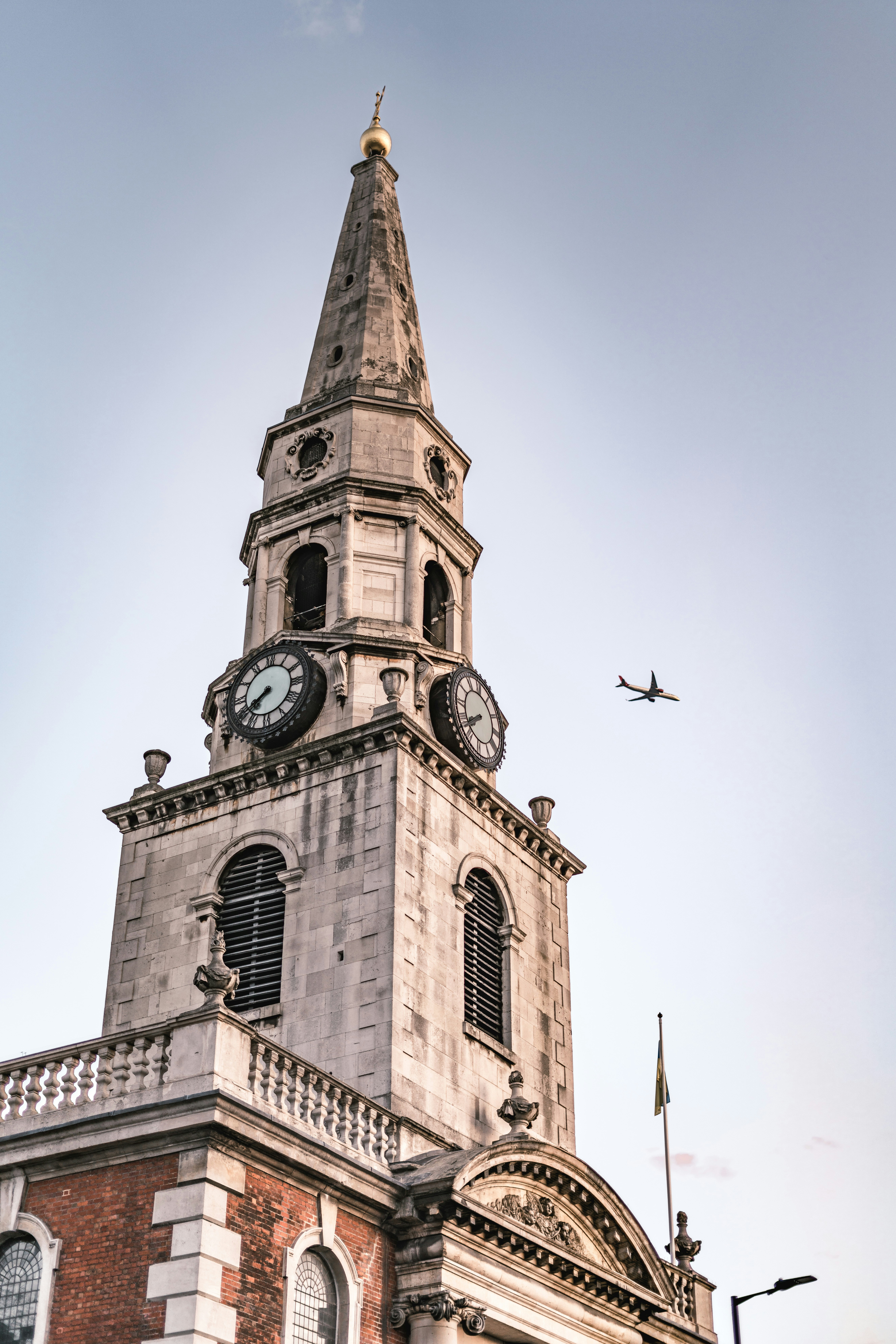 un'alta torre con un orologio in cima