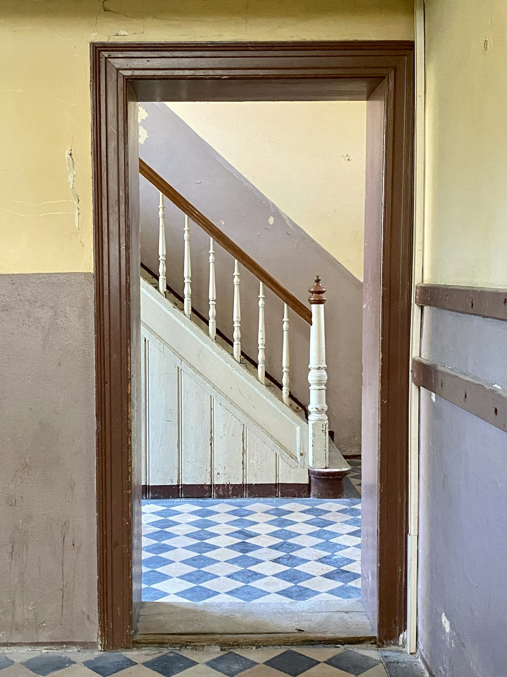 eine offene Tür, die zu einer Treppe in einem Haus führt