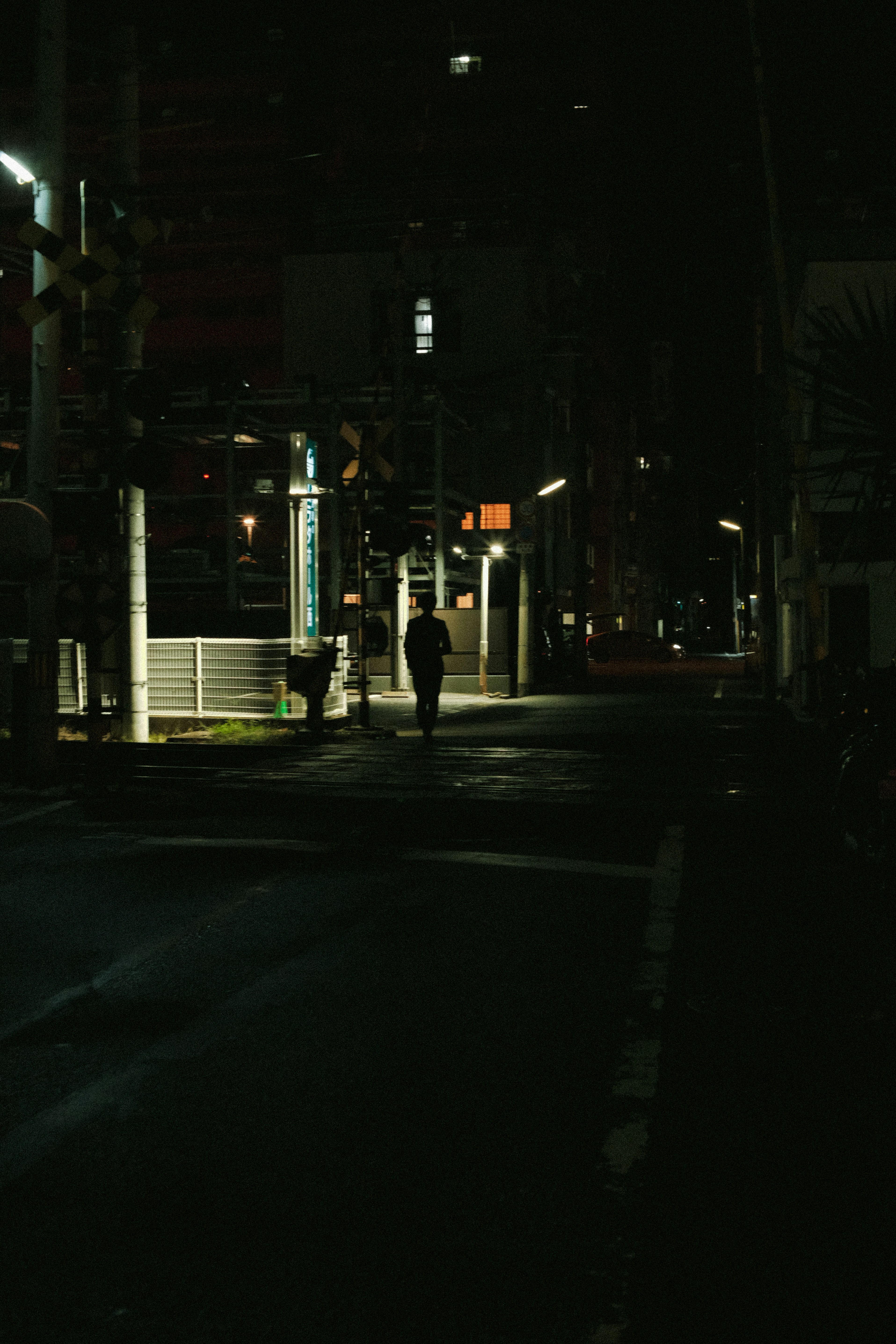 Una persona caminando por una calle por la noche foto – Imagen de Ciudad  gratuita en Unsplash, image size:3000x4500