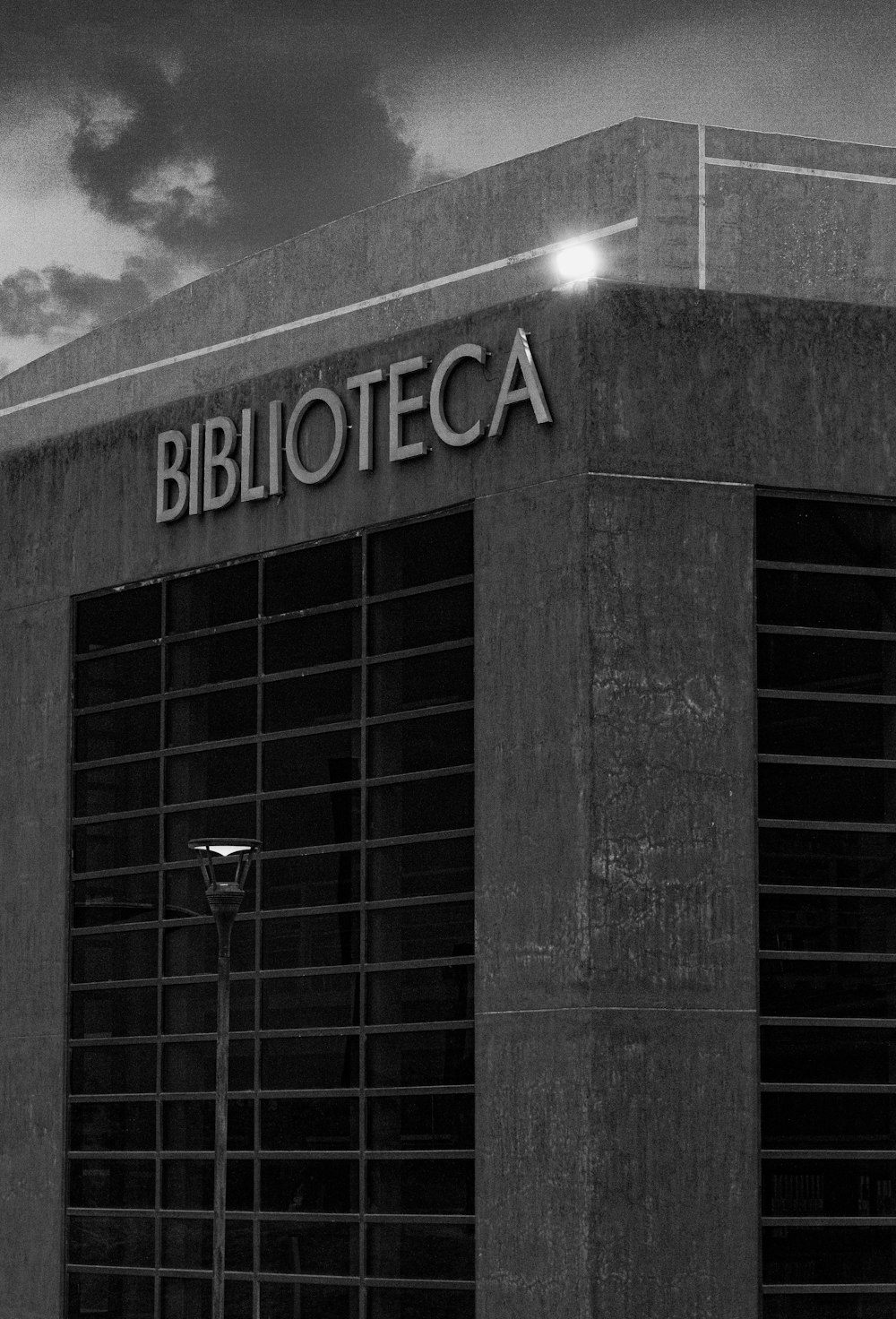 Una foto en blanco y negro de un edificio