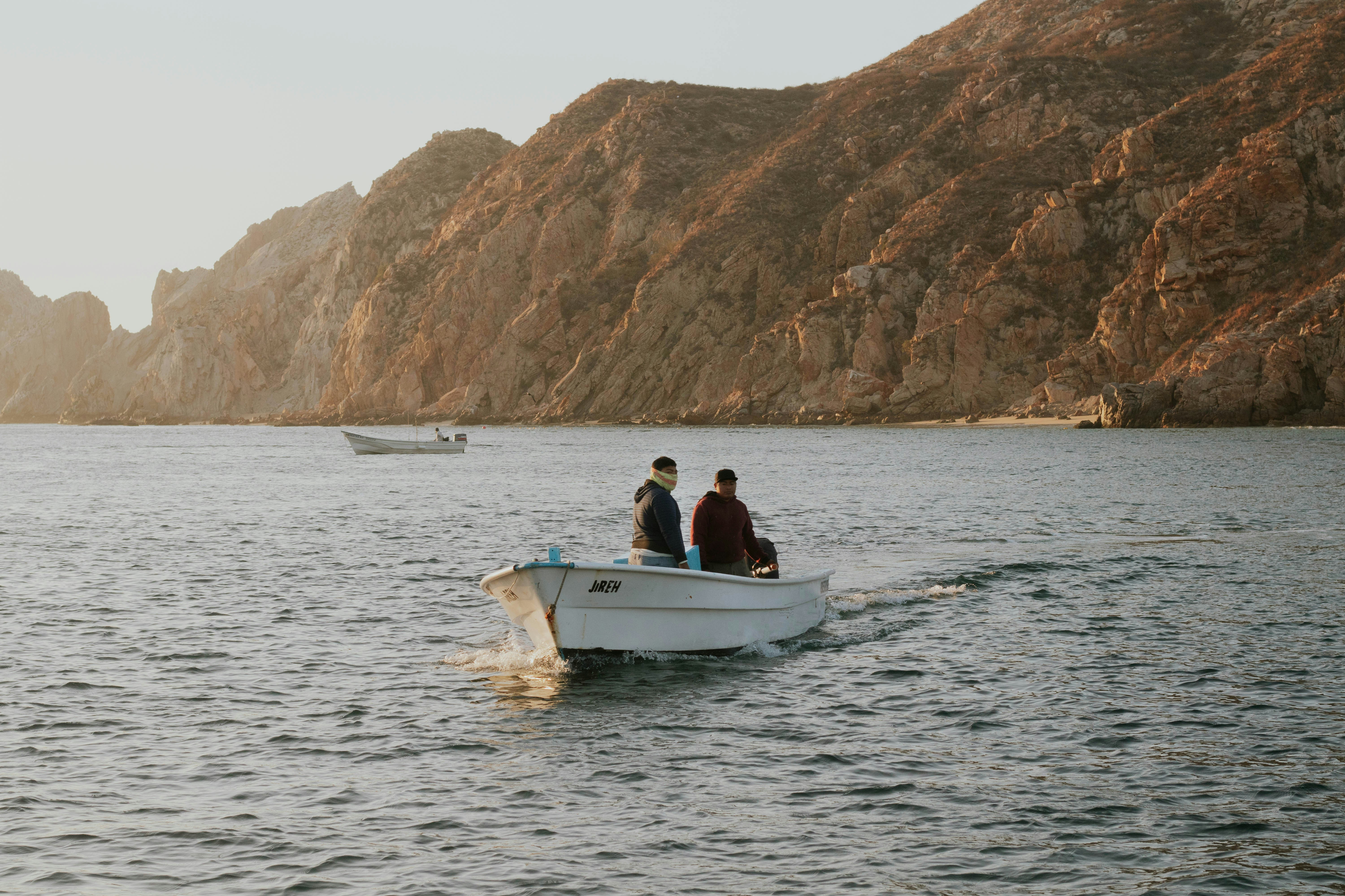Zwei Personen auf einem kleinen Boot im Wasser
