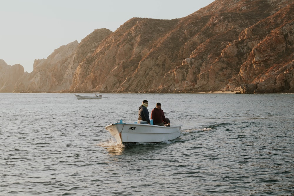 Zwei Personen auf einem kleinen Boot im Wasser