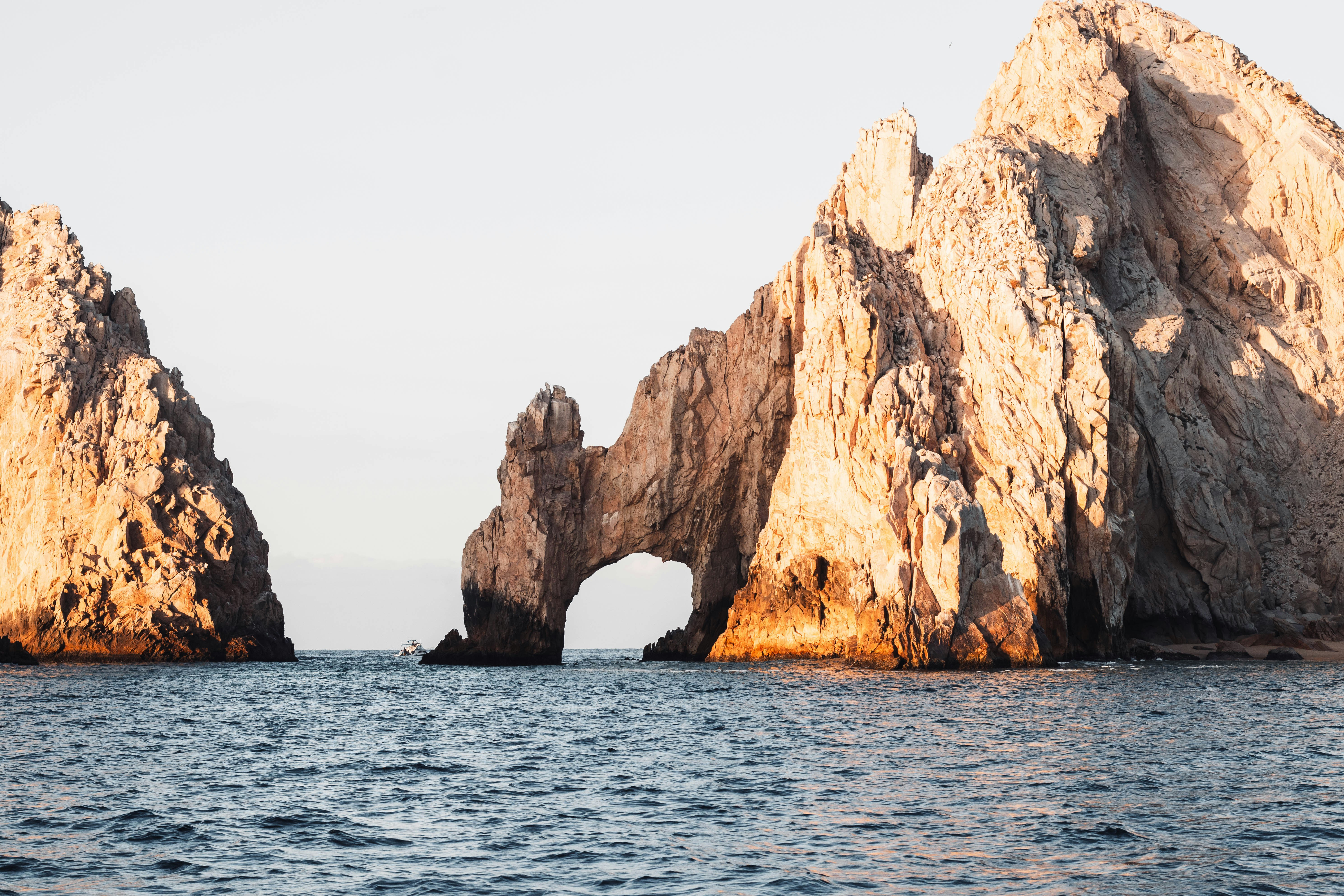 eine große Felsformation mitten im Ozean