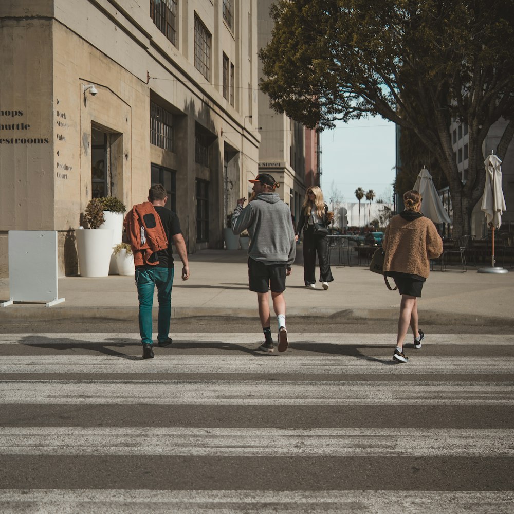 um grupo de pessoas andando através de uma rua