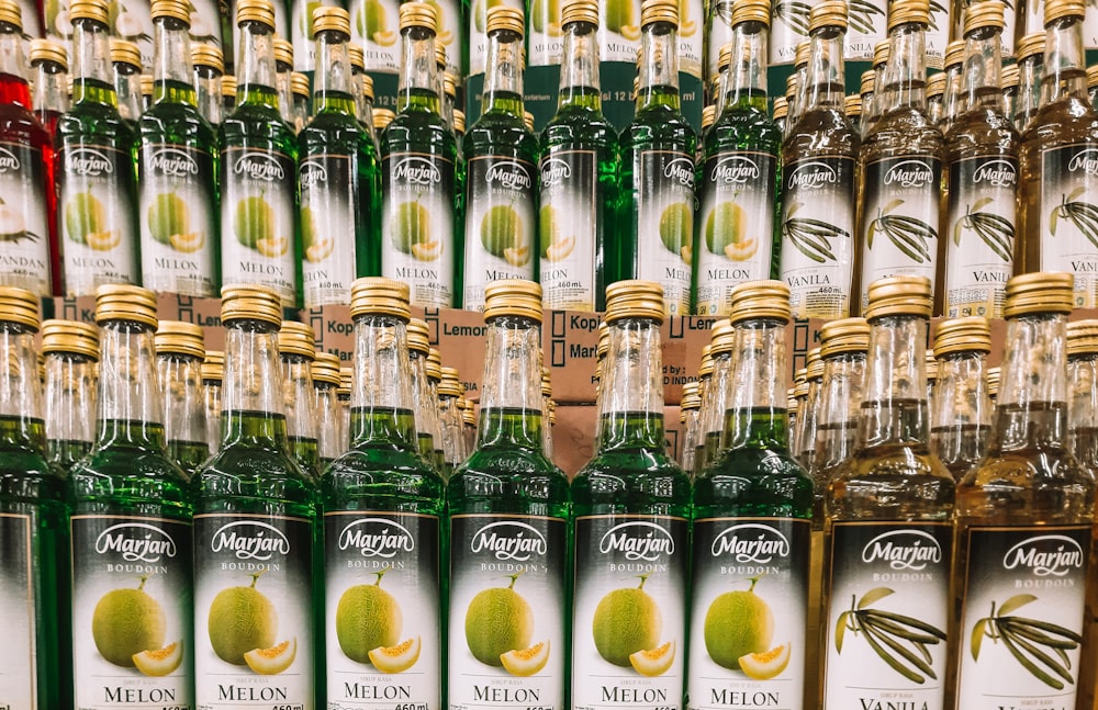 De nombreuses bouteilles d’alcool sont empilées sur une étagère