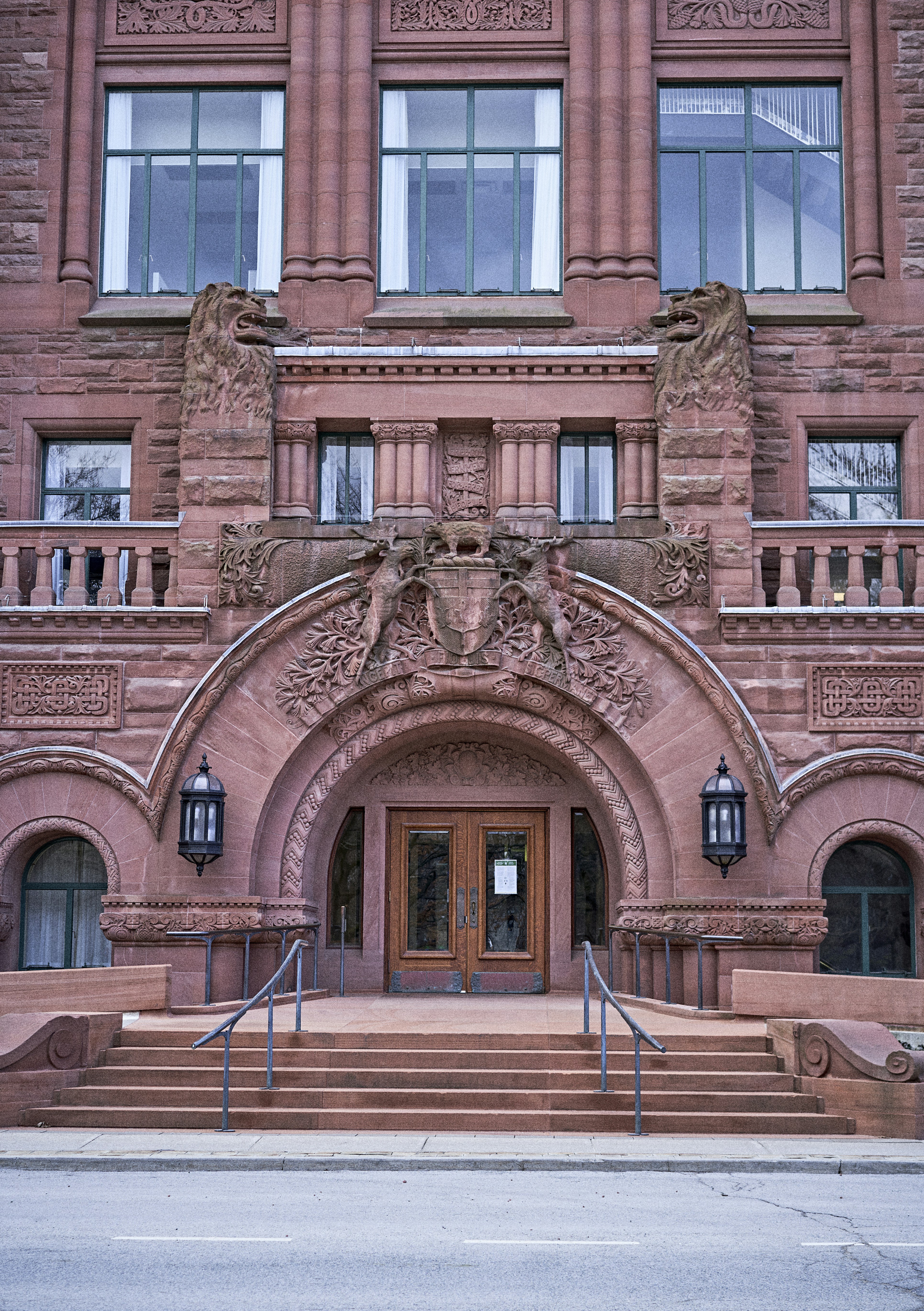 a large building with a bunch of windows