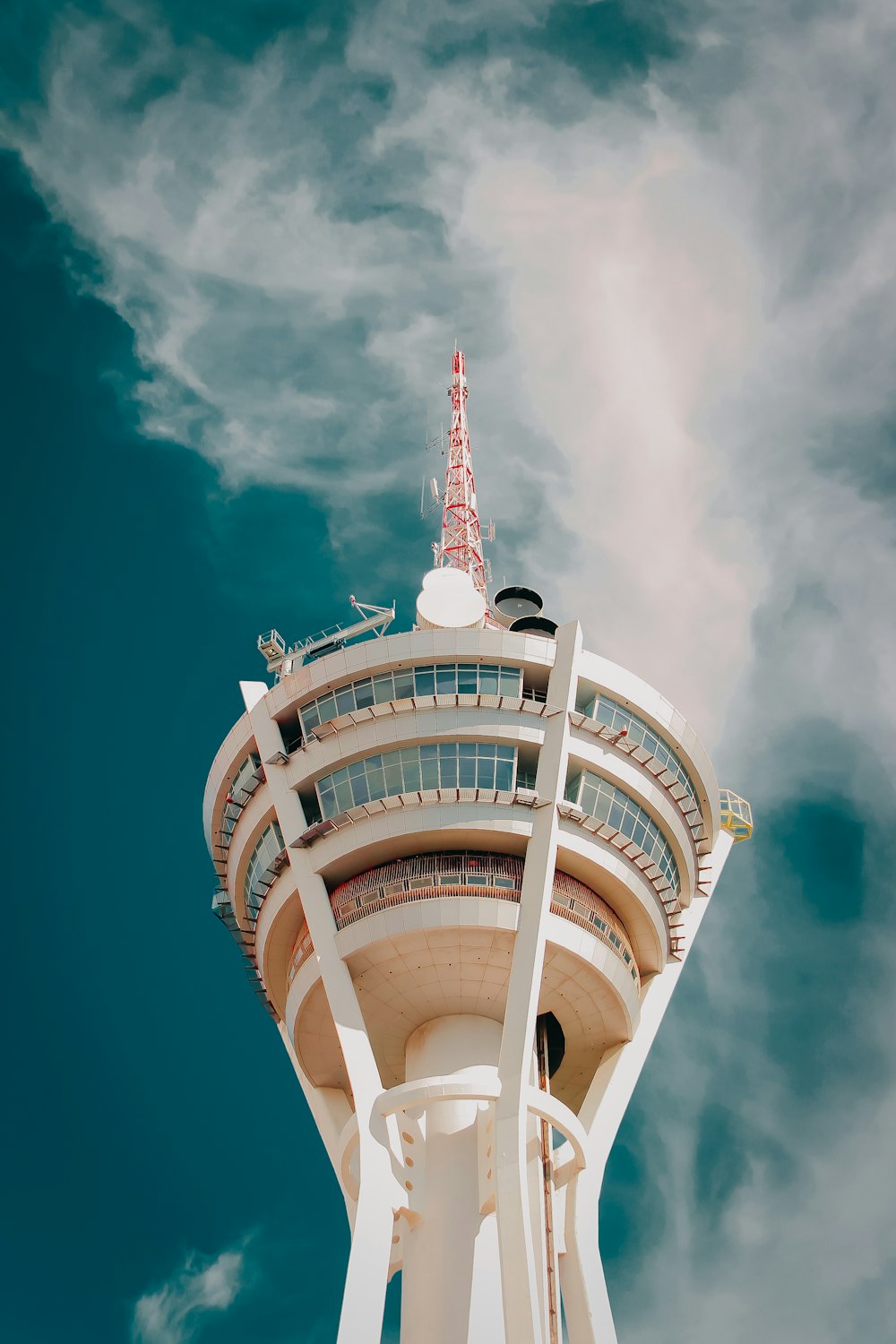 Una torre alta con un fondo de cielo