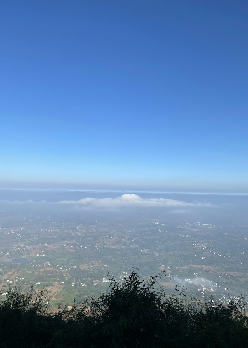 uma vista de uma cidade abaixo de um céu cheio de nuvens