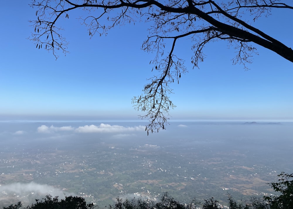 Una vista del cielo y las nubes desde la cima de una colina