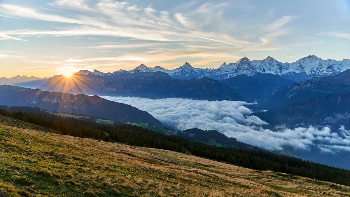 Soleil et nuages au-dessus des Alpes suisses