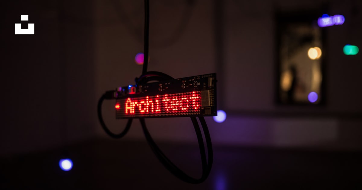 暗い部屋で赤いメッセージが書かれた時計の写真 Unsplashのチャコヴェツの無料画像