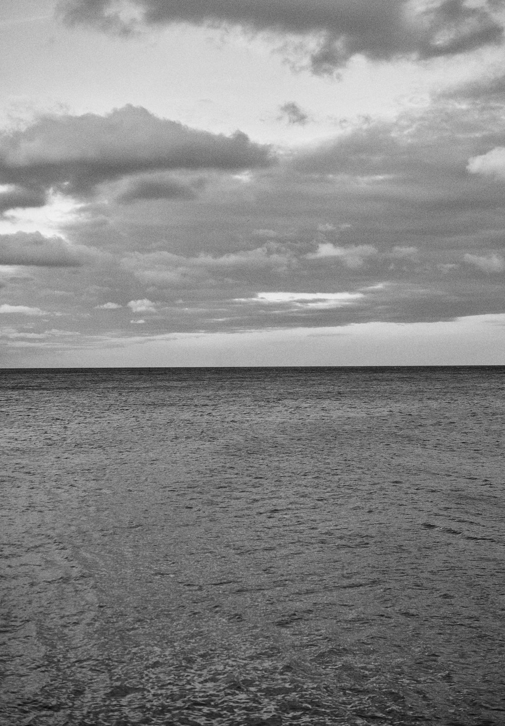 Una foto en blanco y negro del océano
