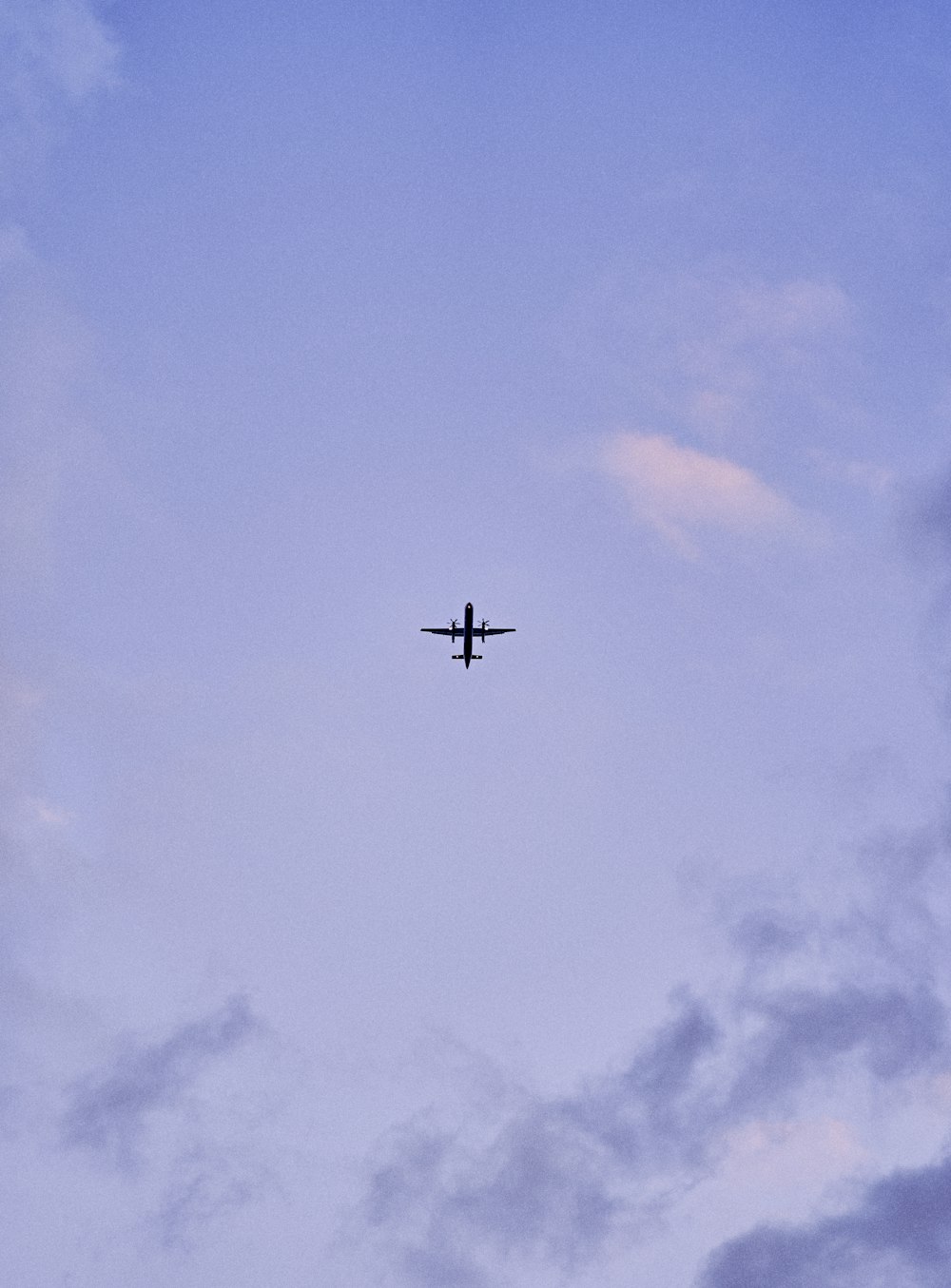 Un avión vuela en el cielo con nubes