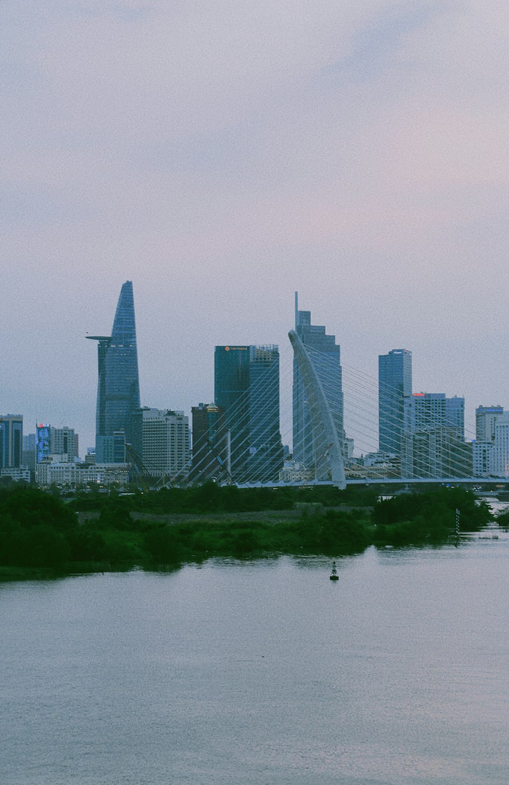 Ein großes Gewässer mit einer Stadt im Hintergrund