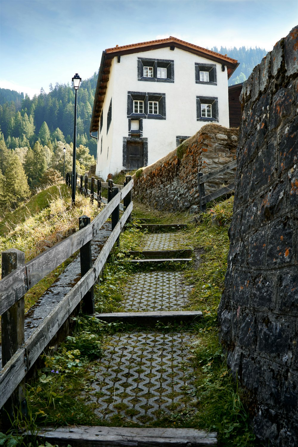 une maison sur une colline avec des marches qui y mènent
