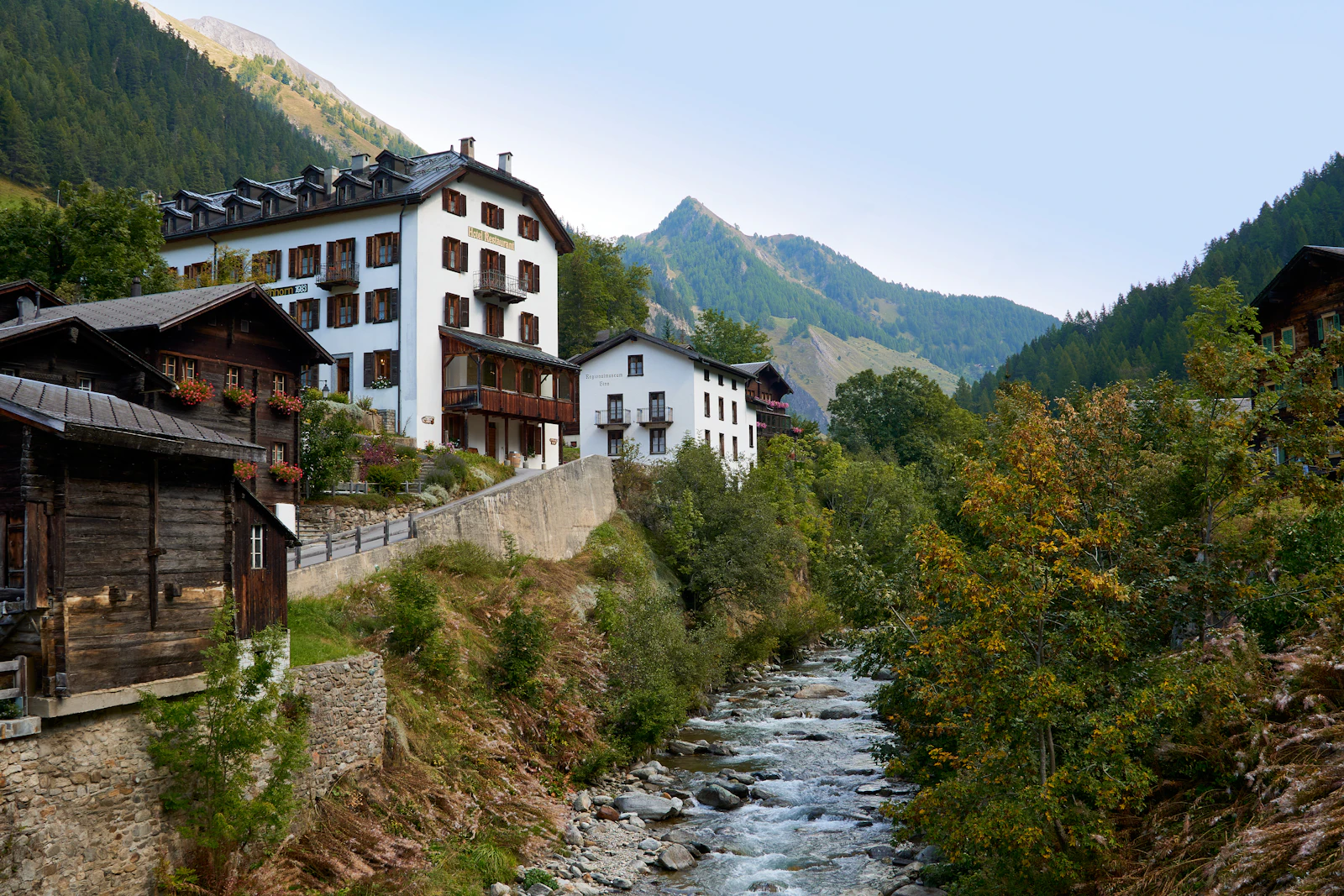 Rivière traversant une vallée verdoyante en Suisse (image d'illustration)