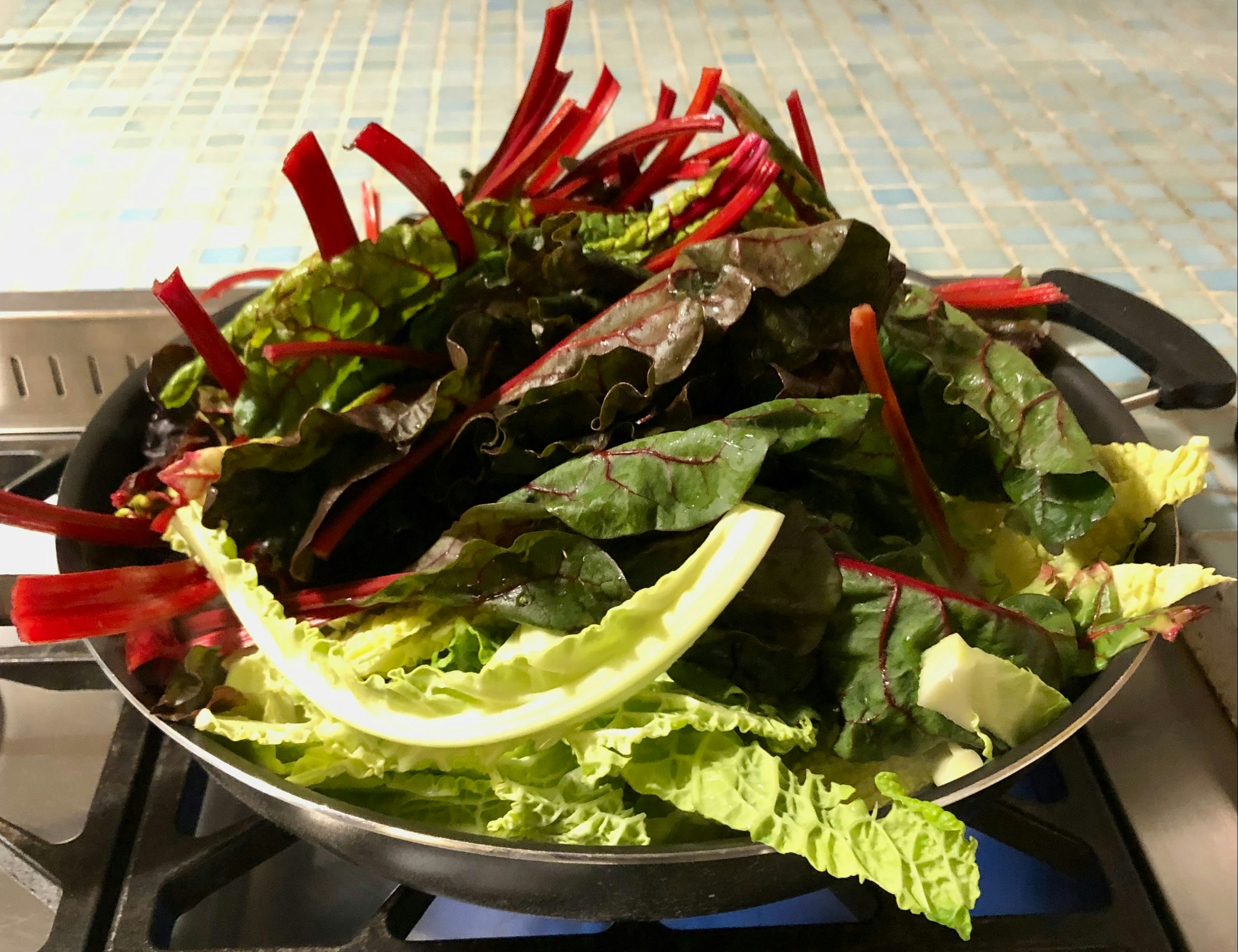 colorful salad bowl with red peppers, spinach, and mixed greens - foods that boost immune system
