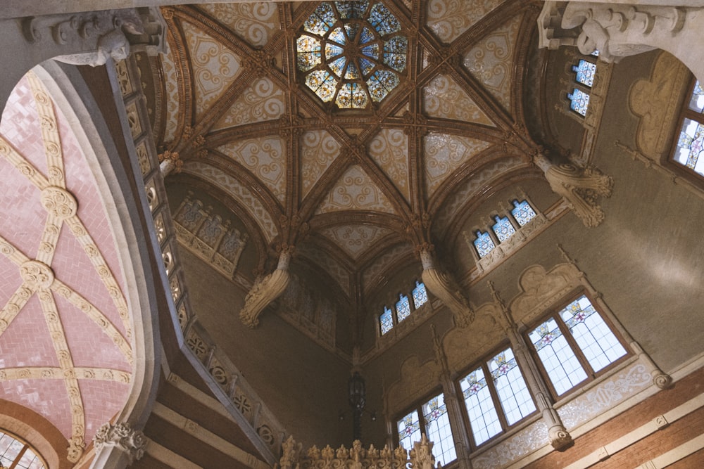 a view of the ceiling of a large building