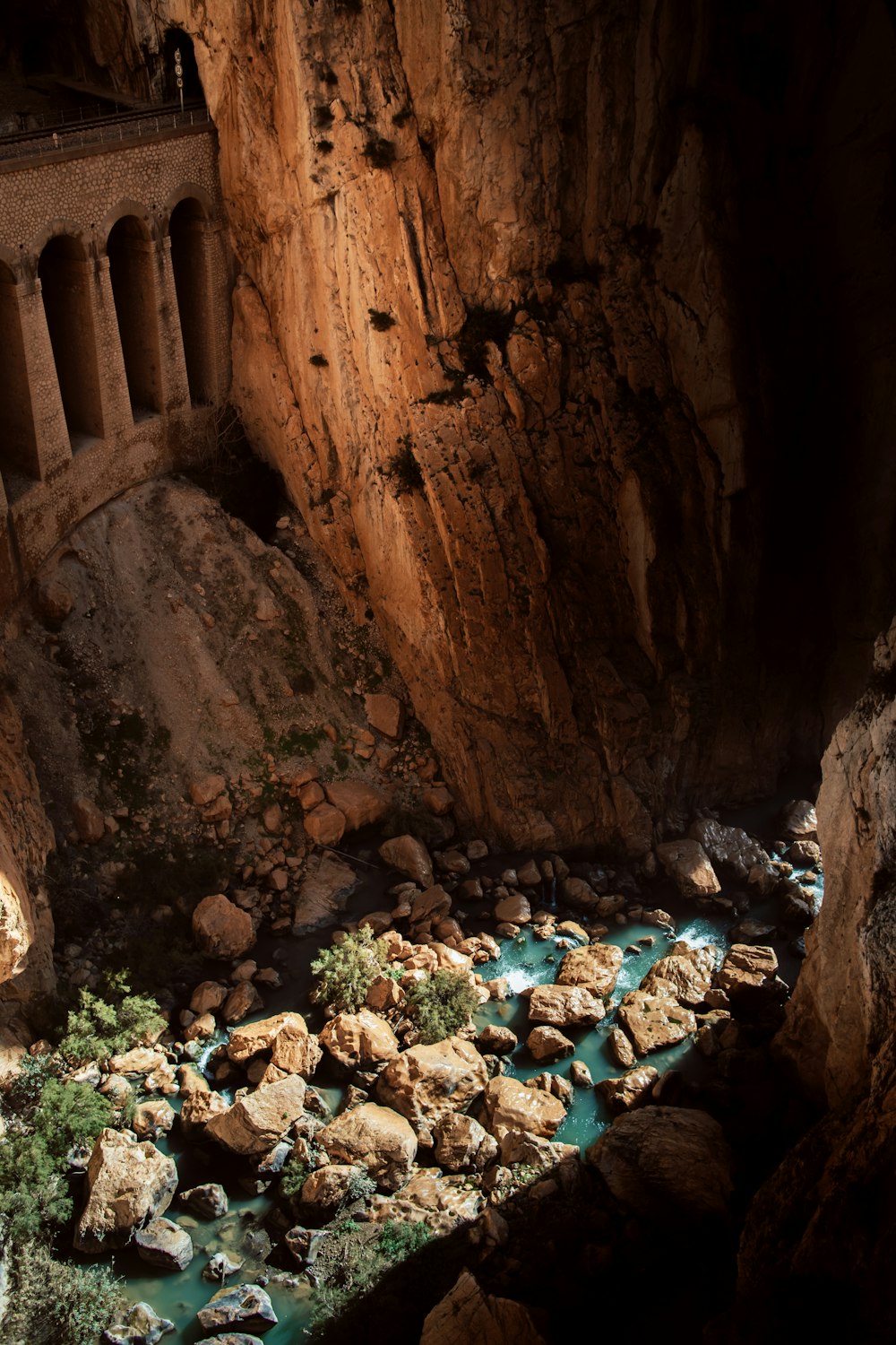 Ein Fluss, der durch eine Schlucht neben einer Klippe fließt