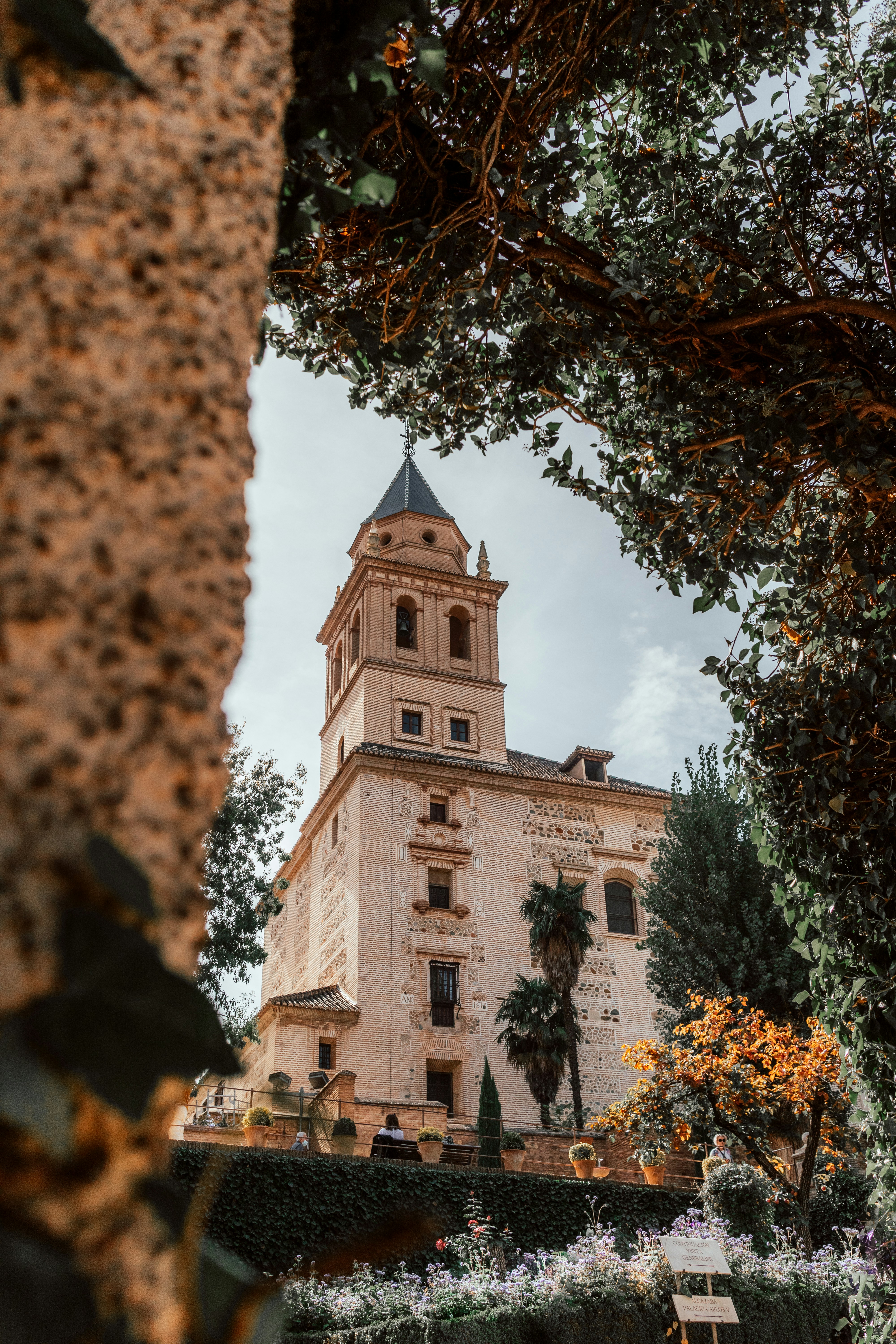 un grand bâtiment avec une horloge sur le dessus