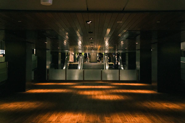 Une salle de danse vide au parquet en bois