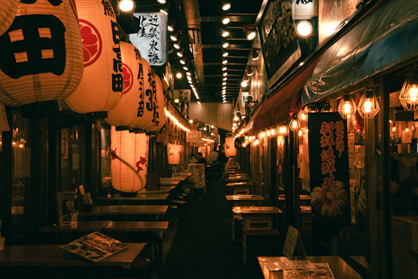 Interior con farolillos rojos japoneses