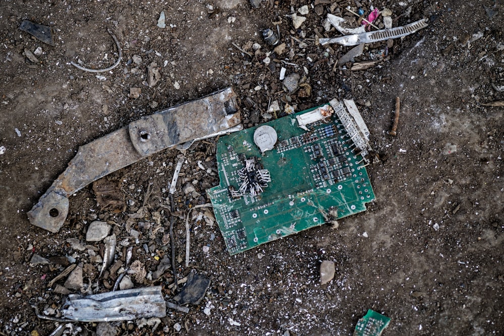 une carte de circuit imprimé cassée posée sur le sol