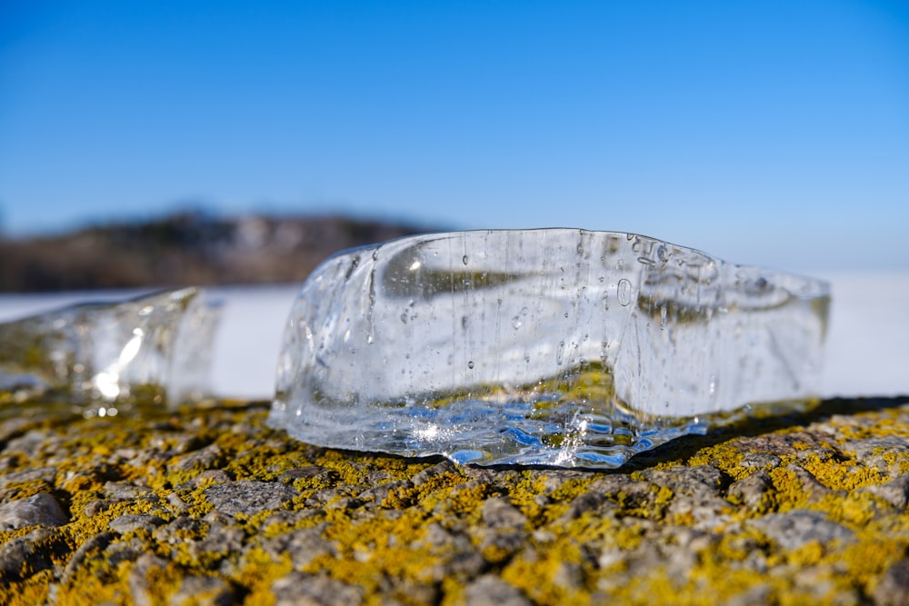 una bottiglia di vetro rotta seduta sulla cima di una roccia
