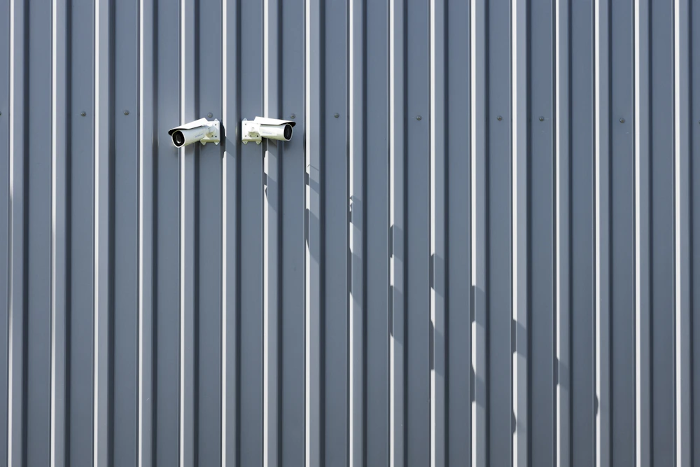 Cámaras sobre una fachada, imagen ilustrativa de tecnología de seguridad