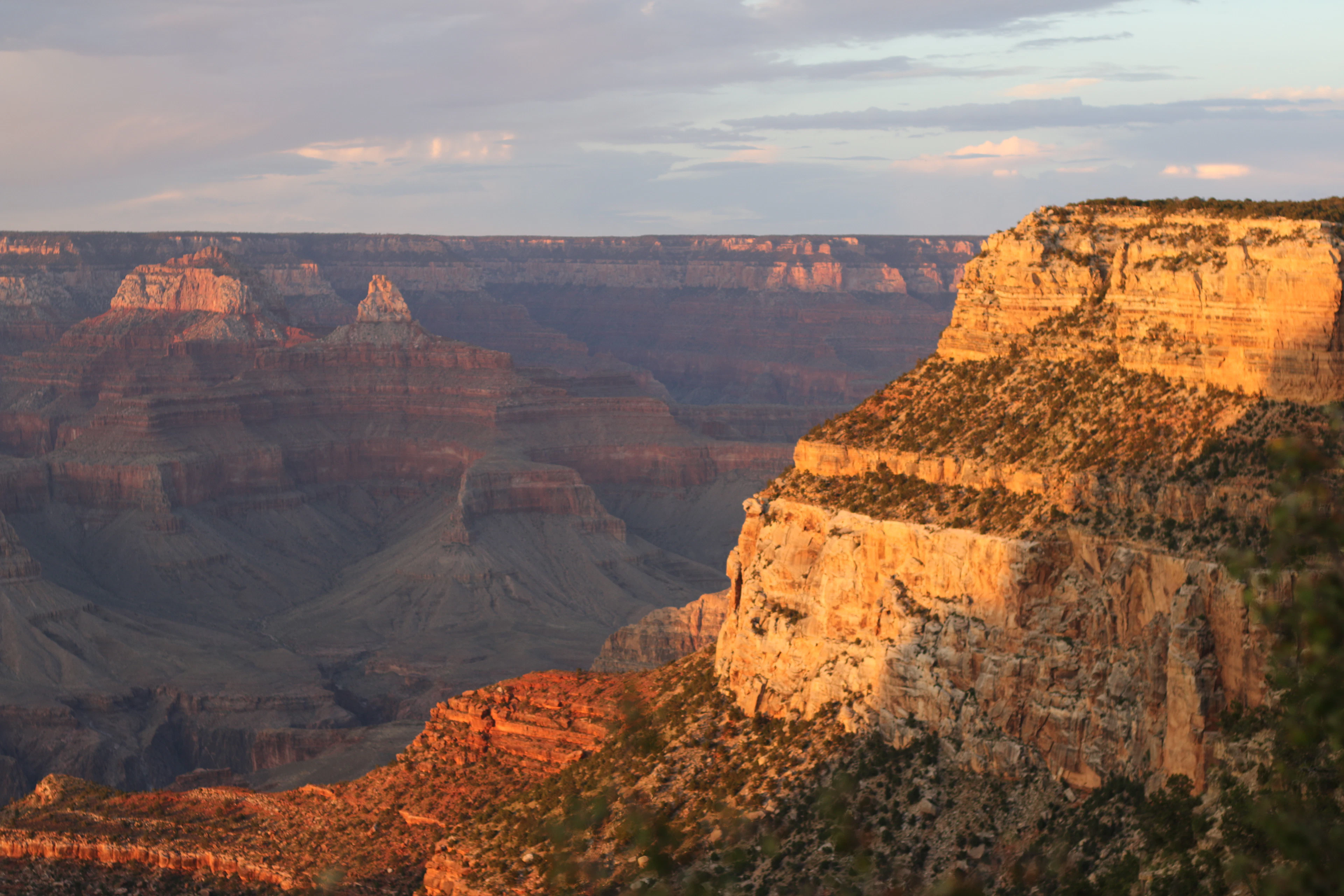 Vakaro šviesa ant Didžiojo kanjono uolų sluoksnių, Arizona