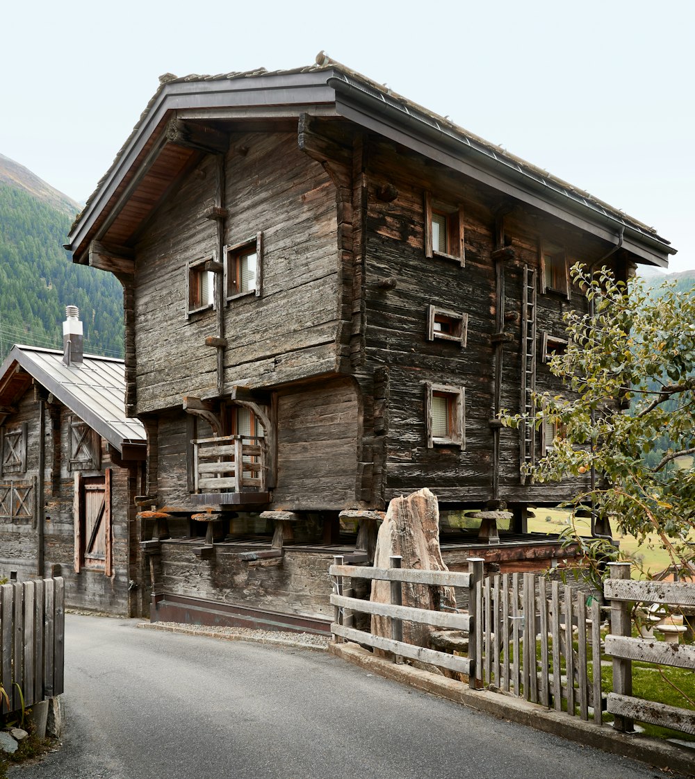 Foto zum Thema Ein Holzhaus mit einem Zaun drum herum – Kostenloses Bild zu  Schweiz auf Unsplash