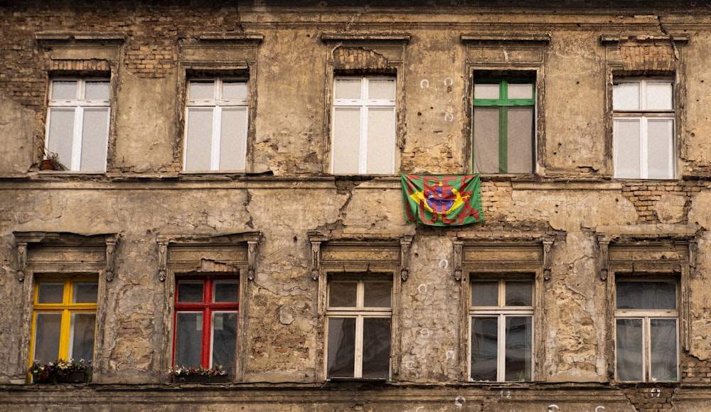 Un edificio antiguo con varias ventanas y una bandera en él