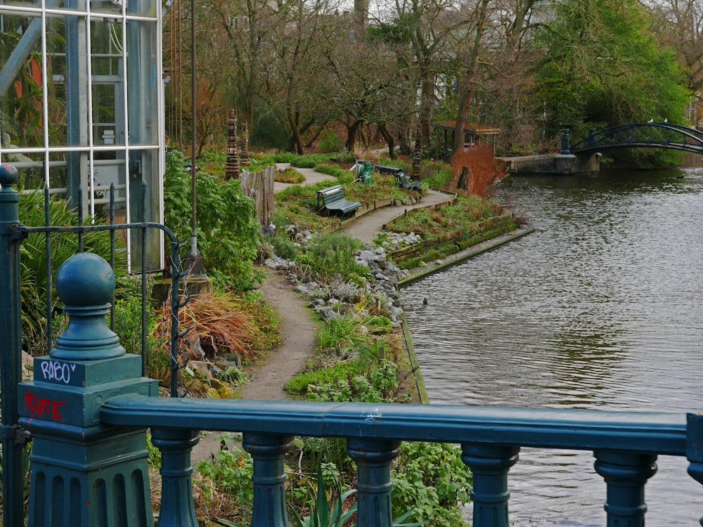 Una vista de un estanque y un puente en un parque