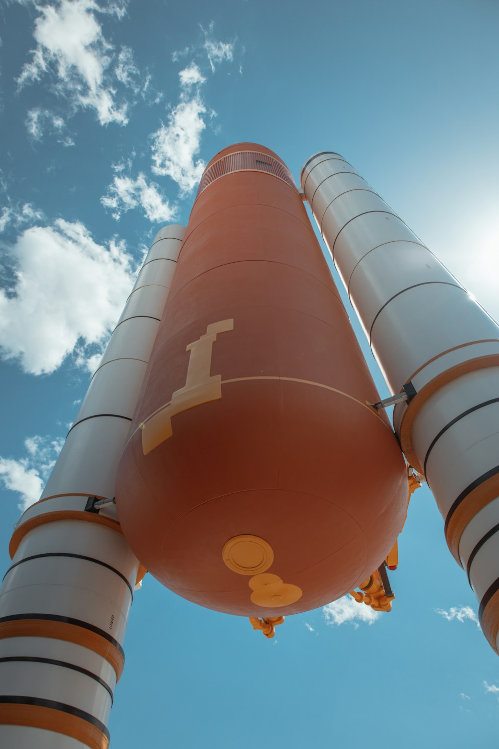 Un grande oggetto arancione e bianco con uno sfondo del cielo