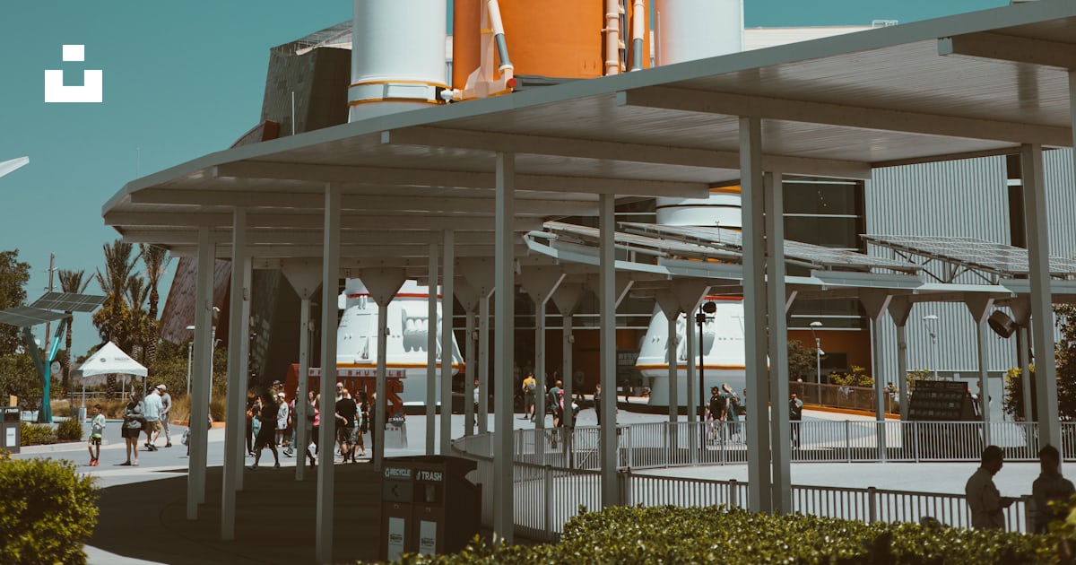 Une grande fusée orange assise au sommet d’un bâtiment photo – Photo ...