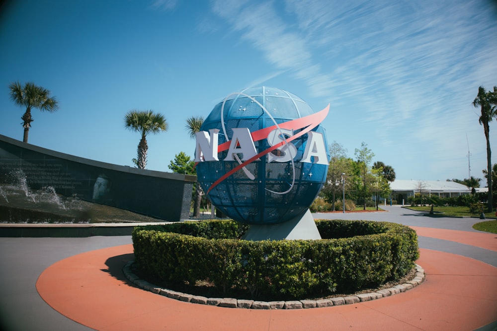 Ein blau-weißer Globus mit einem NASA-Logo darauf