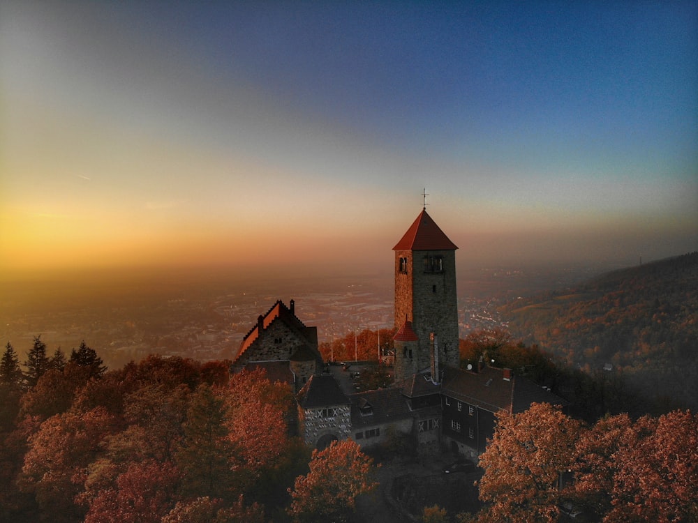 uma igreja no topo de uma colina cercada por árvores