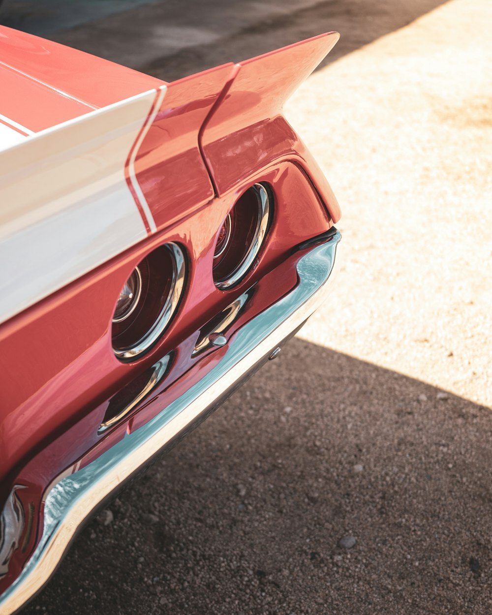 um close up de um carro vermelho e branco