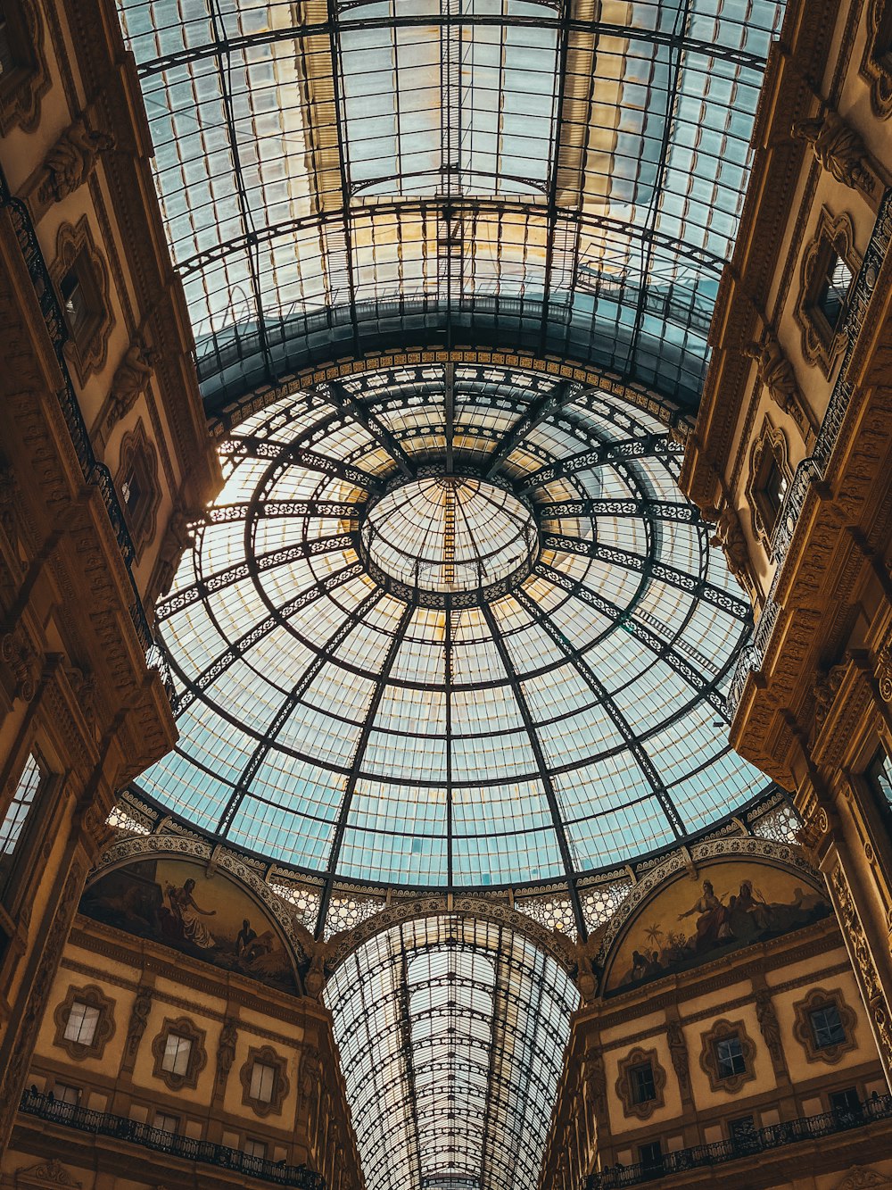 una vista di un soffitto di vetro in un edificio