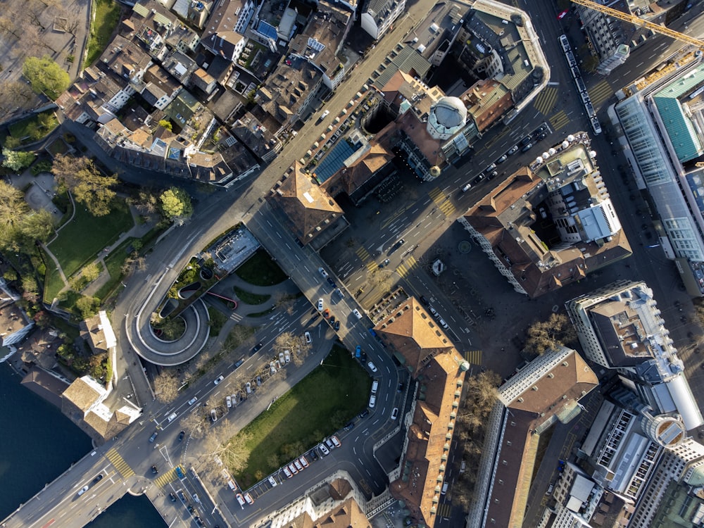 Luftaufnahme einer Stadt mit vielen hohen Gebäuden
