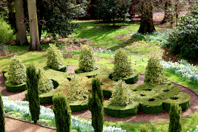 a garden with a circular garden design in the middle of it